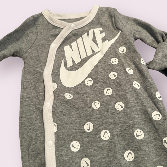Baby Nike One Piece Footie Set - Gray Smiley Face and Multicolor - Picture 3 of 9